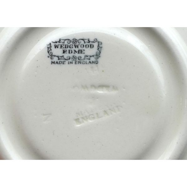 Wedgwood E.D.M.E  U.S.A  damgalı porselen fincan, fincan çapı 6 cm, yüksekliği 6 cm, tabak çapı 13 cm...