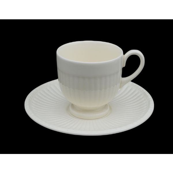 Wedgwood E.D.M.E  U.S.A  damgalı porselen fincan, fincan çapı 6 cm, yüksekliği 6 cm, tabak çapı 13 cm...