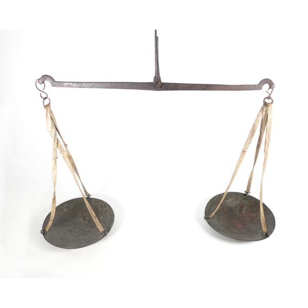 Osmanlıca usta damgalı çift kefeli terazi, kol 60x2 cm, kefe çapı 26 cm...
