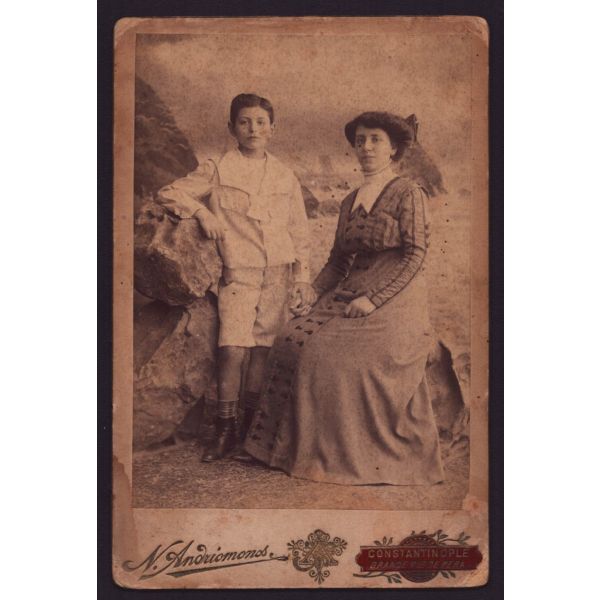 Bir anne ve oğlunun doğa temalı arka fonla aldırdığı stüdyo hatıra kabin fotoğrafı, N. Andriomenos Fotoğrafhanesi (Constantinople), 11x17 cm...