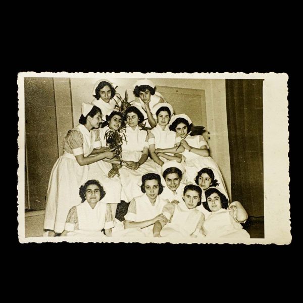 Bir hemşirenin terekesinden, ağırlıkla 1940 - 1960 yılları arasını kapsayan, öğrencilik ve meslek yaşamına ışık tutan 134 adet fotoğraf ve 6 adet belge lotu...