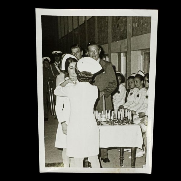 Bir hemşirenin terekesinden, ağırlıkla 1940 - 1960 yılları arasını kapsayan, öğrencilik ve meslek yaşamına ışık tutan 134 adet fotoğraf ve 6 adet belge lotu...