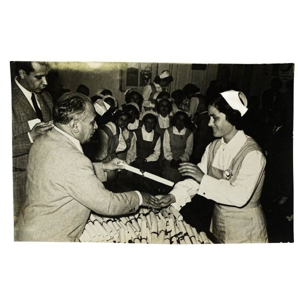 Bir hemşirenin terekesinden, ağırlıkla 1940 - 1960 yılları arasını kapsayan, öğrencilik ve meslek yaşamına ışık tutan 134 adet fotoğraf ve 6 adet belge lotu...