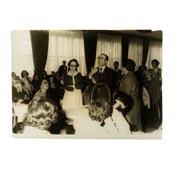 Bir hemşirenin terekesinden, ağırlıkla 1940 - 1960 yılları arasını kapsayan, öğrencilik ve meslek yaşamına ışık tutan 134 adet fotoğraf ve 6 adet belge lotu...