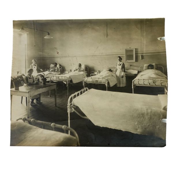 Bir hemşirenin terekesinden, ağırlıkla 1940 - 1960 yılları arasını kapsayan, öğrencilik ve meslek yaşamına ışık tutan 134 adet fotoğraf ve 6 adet belge lotu...