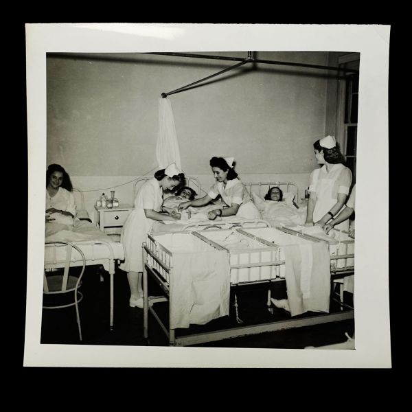 Bir hemşirenin terekesinden, ağırlıkla 1940 - 1960 yılları arasını kapsayan, öğrencilik ve meslek yaşamına ışık tutan 134 adet fotoğraf ve 6 adet belge lotu...