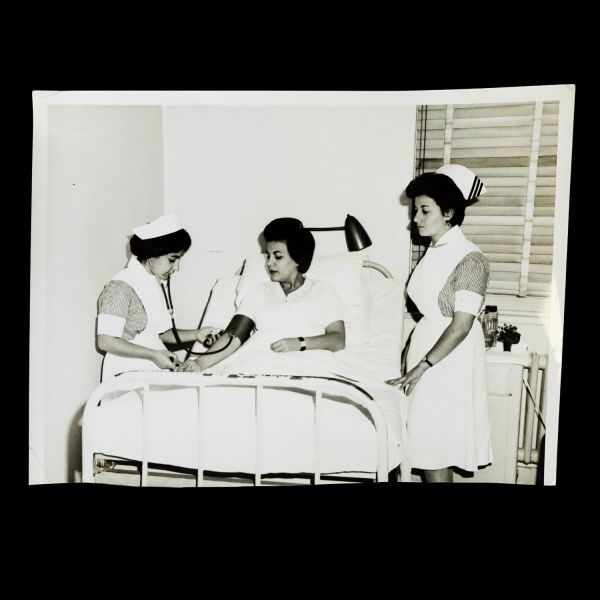 Bir hemşirenin terekesinden, ağırlıkla 1940 - 1960 yılları arasını kapsayan, öğrencilik ve meslek yaşamına ışık tutan 134 adet fotoğraf ve 6 adet belge lotu...