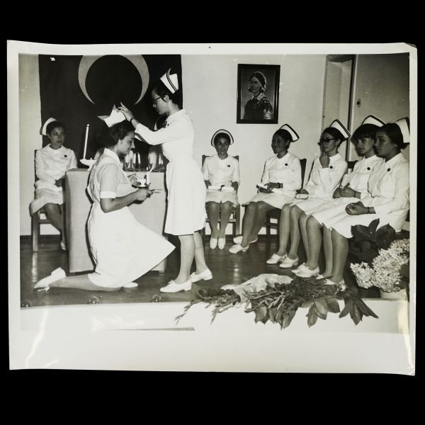 Bir hemşirenin terekesinden, ağırlıkla 1940 - 1960 yılları arasını kapsayan, öğrencilik ve meslek yaşamına ışık tutan 134 adet fotoğraf ve 6 adet belge lotu...