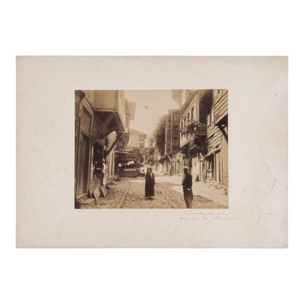 Abdullah Freres (Biraderler)´in objektifinden İstanbul´da bir sokak, albümin baskı, kartona yapışıktır, fotoğraf 26x20 cm, karton 46x32 cm...