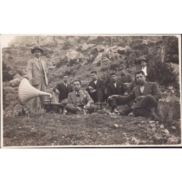 Erken dönem Gramafon dinleyenler, Ruz-i Hızır Hatırası, 1934 tarihli.