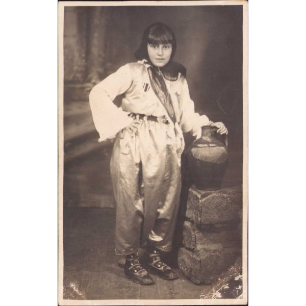 Yöresel kıyafetli çocuk, 1933
